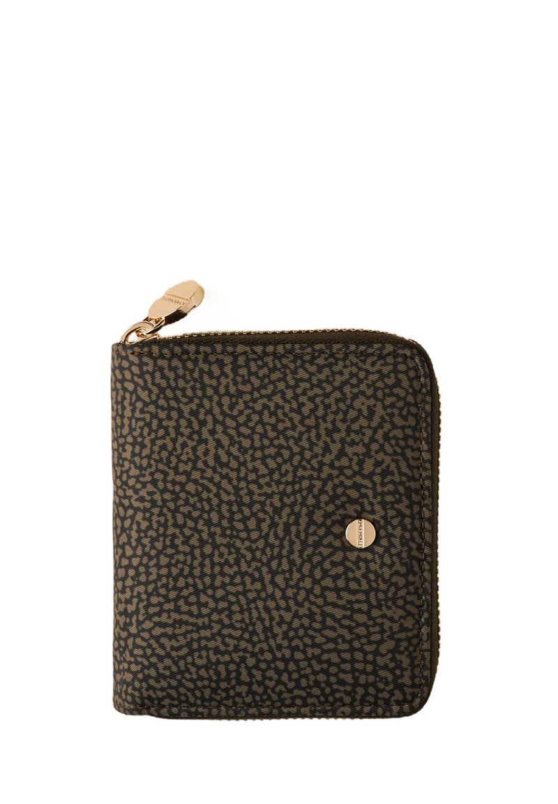 Portafoglio quadrato di colore marrone scuro con motivo a stampa leopardo nero, zip dorata e piccola targhetta rotonda dorata sul davanti.