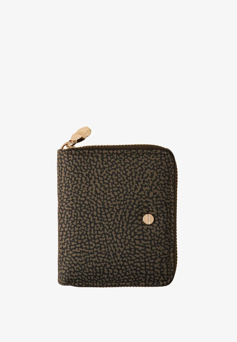Portafoglio quadrato di colore marrone scuro con motivo a stampa leopardo nero, zip dorata e piccola targhetta rotonda dorata sul davanti.