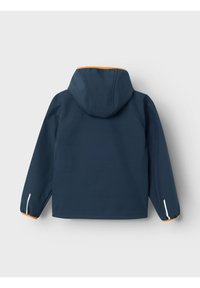 Chaqueta con capucha de color navy con un acento naranja en el interior de la capucha. Presenta puños elásticos y una textura suave, diseñada para la comodidad y la movilidad.