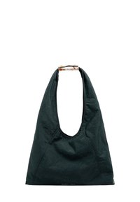 Ciemnozielona torba na ramię z tkaniny z dużym otwartym wierzchem, teksturowaną powierzchnią i wzorzystym uchwytem; u dołu znajduje się logo.