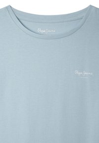 Šviesiai mėlynas medvilninis marškinėliai su šonkaulinio rašto tekstūra, turintys apvalų iškirpimą ir mažą baltą logotipą "Pepe Jeans London" ant krūtinės.