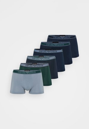 Cinco pares de boxers em várias cores: azul claro, verde escuro e azul marinho, com cinturas elásticas de marca e um design ajustado.