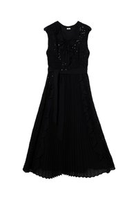 Czarna sukienka z falbanami na gorsecie, wiązana w talii, z plisowaną spódnicą ozdobioną koronkowymi akcentami. Zapinana na ukryty zamek błyskawiczny z tyłu.