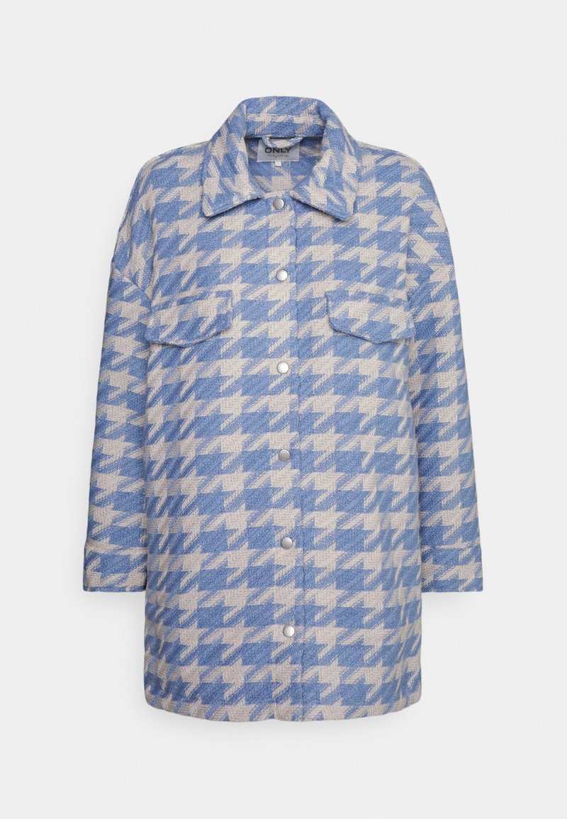 Longue veste à motif pied-de-poule bleu et blanc avec col, boutonnage devant et deux poches poitrine à rabat.