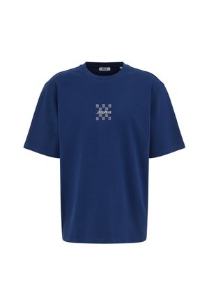 Marineblauw T-shirt met korte mouwen, met een klein wit geometrisch patroon en de tekst "SILVRIDGE" gecentreerd op de borst.