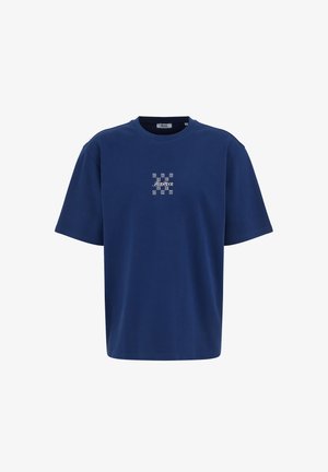 Marineblauw T-shirt met korte mouwen, met een klein wit geometrisch patroon en de tekst "SILVRIDGE" gecentreerd op de borst.