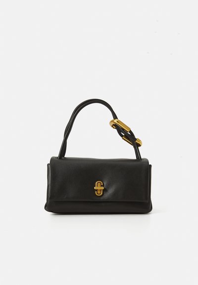 Sac à main en cuir noir au design structuré, avec un fermoir doré, une poignée courte et une texture lisse. Design minimaliste.