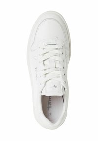 Vit sneaker med en slät läder överdel, rund tå, platta snören och en vadderad plös. Har subtil grå logotyp och sömdetaljer.