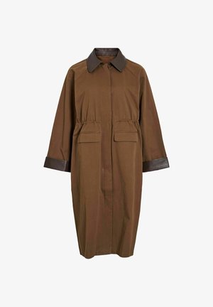 Smeđi trench kaput s kožnim ovratnikom, strukiran, s dva prednja džepa i kontrastnim kožnim rukavima. Glatka tkanina s strukturiranim siluetom.