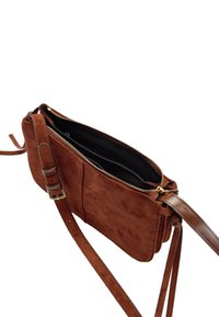 Brązowa zamszowa torebka crossbody z zamkiem błyskawicznym, regulowanym skórzanym paskiem i czarnym wnętrzem. Posiada dwie kieszenie wewnętrzne oraz gładką fakturę.