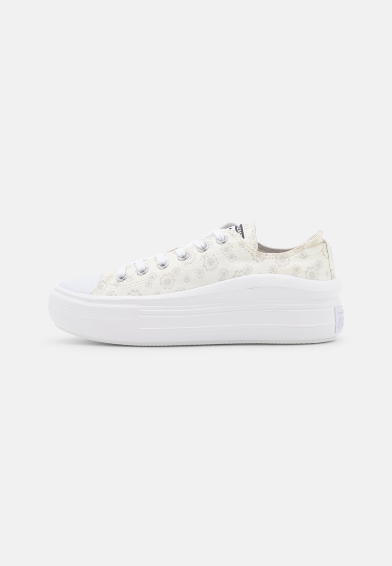 Vita canvas sneakers med ett texturerat blommönster, rund tå och en tjock vit gummisula. Har silverfärgade öglor och platta snören.