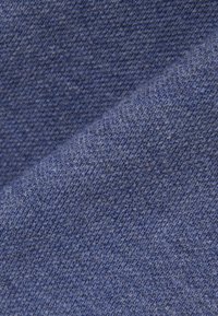 Primer plano de tela de punto azul suave que muestra una textura detallada y patrón de tejido con fibras finas visibles.