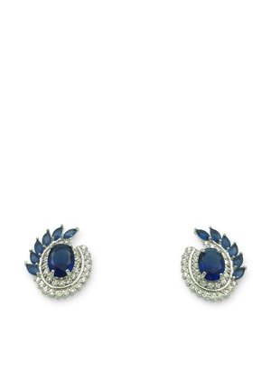 Paire de boucles d'oreilles en argent, chacune ornée d'une pierre précieuse ovale bleue au centre, entourée de petites pierres claires et de cinq plus petites pierres bleues en forme de goutte.
