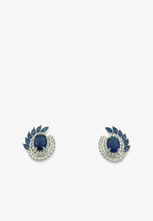 Coppia di orecchini d'argento, ciascuno con una pietra centrale ovale blu, circondata da piccole pietre trasparenti e cinque pietre blu a goccia più piccole.