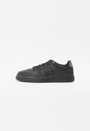 Czarny niski sneaker z sznurowaniem, teksturowaną podeszwą i przeszywanymi detalami paneli, pokazany z zewnętrznej strony na białym tle.