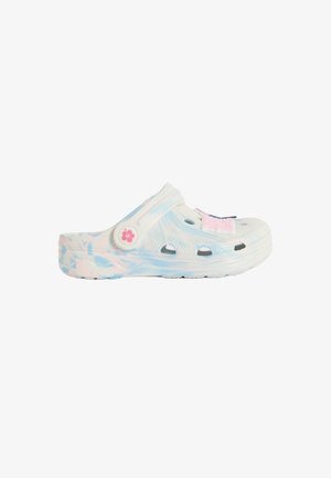Weiße und blaue marmorierte Clogs mit Belüftungslöchern, verstellbarem Riemen und einem pinken Blumenakzent auf der Vorderseite. Hergestellt aus leichtem Material.
