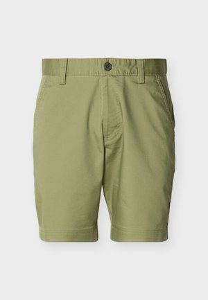 Moške bombažne kratke hlače v olivno zeleni barvi z zapenjanjem na gumb, zankami za pas, stranskimi žepi in čistim, preprostim dizajnom.
