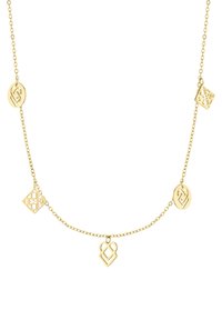Guldtonet halskæde med indlagte vedhæng: hjerte, cirkulære og firkantede former med indviklede udskæringsmønstre og et kædedesign.