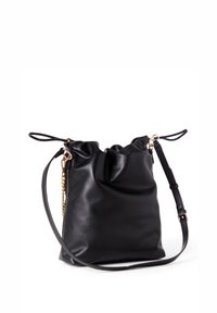 Borsa a secchiello nera in pelle con parte superiore arricciata, tracolla lunga staccabile e dettaglio in catena dorata, caratterizzata da una superficie liscia e lucida.