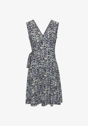 Vestido floral con fondo negro, con pequeñas flores moradas, azules y blancas. Diseño en forma de V y detalle de lazo lateral. Silueta corta y acampanada.