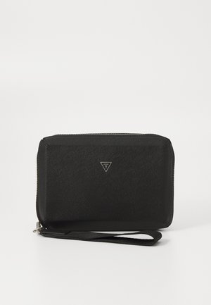 Zwarte ritstas in textuurmateriaal, met een zilveren logo-driehoek op de voorkant en een afneembare polsband. Rechthoekige vorm.