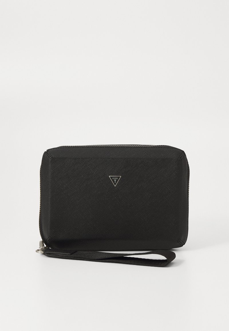 Billetera negra con cremallera en material texturizado, que presenta un triángulo de logo plateado en la parte frontal y una correa de muñeca desmontable. Forma rectangular.