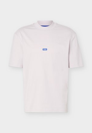 Enkelt lyserød T-shirt med korte ærmer og en lille blå "HUGO"-logo centreret på brystet samt en ribstrikket rund hals.