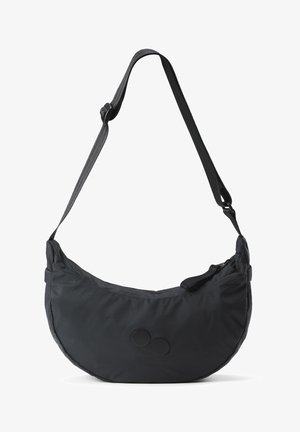 Schwarze Stoff-Schultertasche mit geschwungener Form, verstellbarem Trageriemen, glatter Textur und zwei runden Akzenten auf der Vorderseite. Mit Reißverschluss.