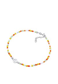 Farverig perlekæde med små, runde og cylindriske perler i orange, gul, grøn, hvid og rød, samt et sølvfarvet fredssymbolet charms.
