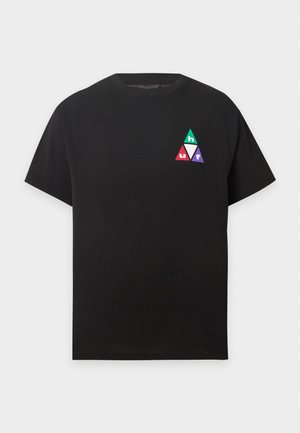 T-shirt noir à manches courtes avec un petit logo triangulaire sur la poitrine gauche comportant des sections vertes, blanches, rouges et violettes avec les lettres h, u, f.