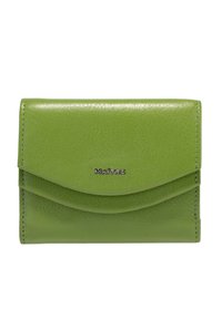 Portefeuille en cuir vert avec une finition texturée, doté d'un rabat angulé, de bords cousus et d'un logo argenté. Forme rectangulaire compacte.
