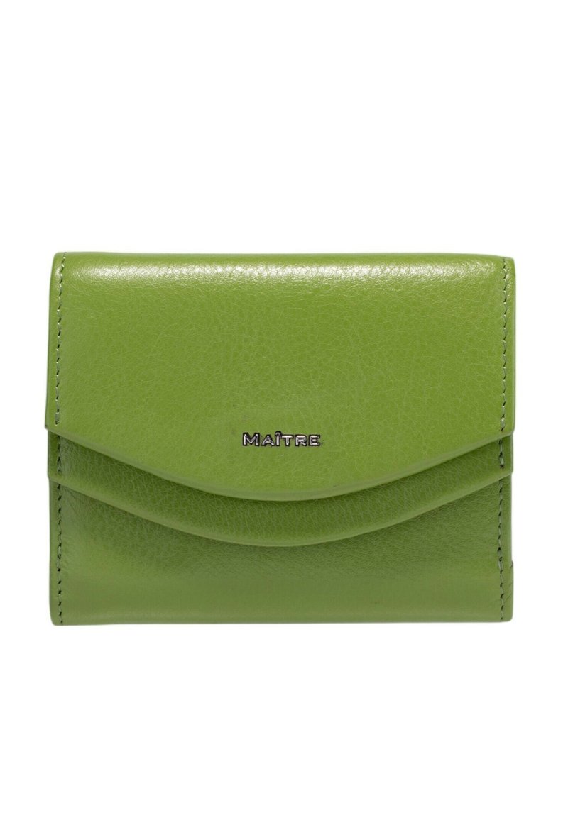 Portefeuille en cuir vert avec une finition texturée, doté d'un rabat angulé, de bords cousus et d'un logo argenté. Forme rectangulaire compacte.