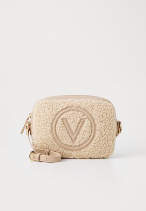 Borsa a tracolla in ecopelliccia beige con logo circolare, dettagli in pelle, chiusura con zip e tracolla regolabile. Forma rettangolare.