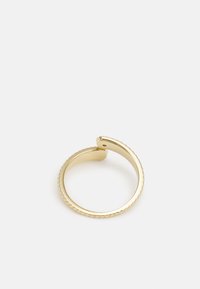 Goldfarbener Ring mit einem geteilten Design, einem strukturierten, gewundenen Rand und einem glatten Inneren. Keine Verzierungen oder zusätzlichen Muster.