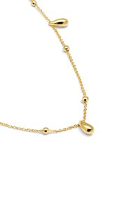Collier en chaîne dorée mettant en valeur des détails en perles en forme de goutte et rondes, avec une finition lisse et brillante et des maillons délicats.