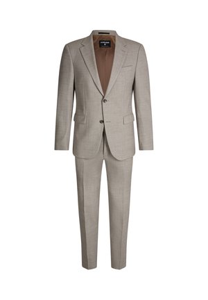 Jasnoszary dwuczęściowy garnitur wykonany z fakturowanej tkaniny. Marynarka ma jeden rozcięcie, klapy w stylu notch oraz dwa guziki. Spodnie są proste.