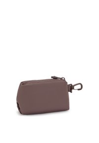 Pochette marrone con zip realizzata in materiale liscio, con forma rettangolare, un piccolo gancio e bordi arrotondati. Design semplice senza motivi.
