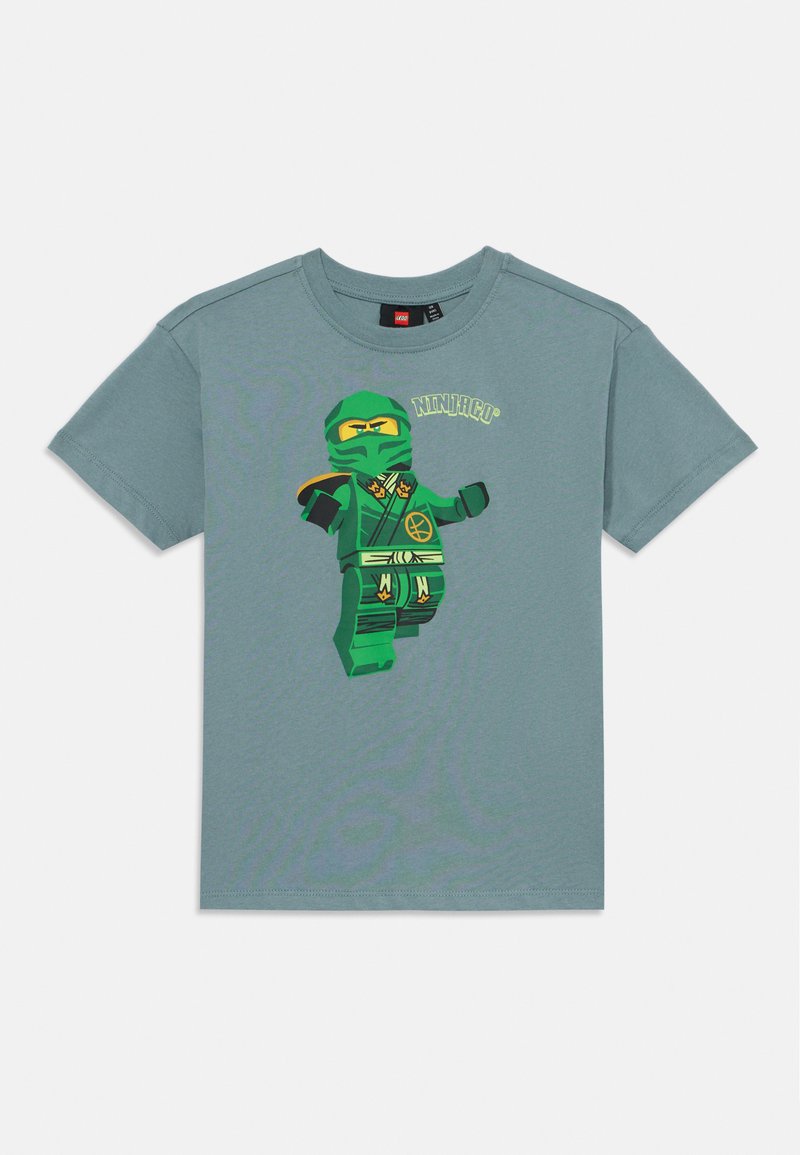 Pilkos spalvos medvilnės marškinėliai su dideliu žaliu LEGO Ninjago personažo atspaudu, papuoštu geltonomis detalėmis ir juodais akcentais. Apvalus iškirpimas, trumpomis rankovėmis.