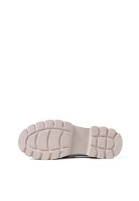 Suola di scarpa in gomma con motivo di battistrada testurizzato, caratterizzata da una base ampia e scanalature pronunciate per una migliore aderenza. Colore principalmente beige chiaro.