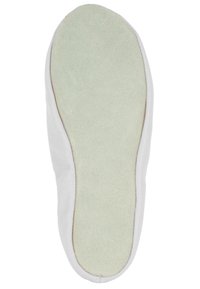 Witte slipper met een zachte, lichtgroene suède zool. Het bovenmateriaal is glad, met gestikte randen, wat een ronde vorm creëert.