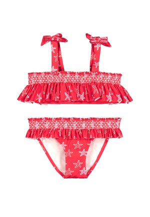 Bikini rojo de dos piezas con estampados de estrellas de mar blancas, bordes con volantes, bandas fruncidas y tirantes atados en los hombros en la parte superior.