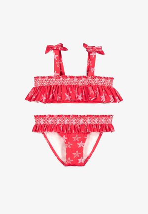 Bikini rojo de dos piezas con estampados de estrellas de mar blancas, bordes con volantes, bandas fruncidas y tirantes atados en los hombros en la parte superior.