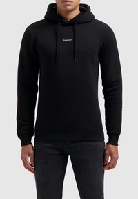 Zwarte hoodie van een katoenmix. Heeft een voorvak in kangoeroestijl, verstelbare koordjes en witte bedrukte tekst "PURE PATH" op de borst.