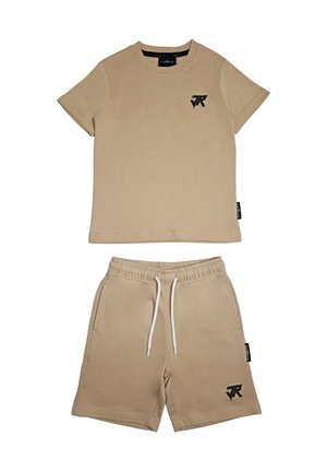 Completo composto da t-shirt beige a maniche corte e pantaloncini con vita elastica, logo nero sul petto e sulla gamba sinistra, coulisse bianca sui pantaloncini.