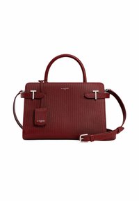 Bolso de mano de cuero texturizado rojo con dos asas, correa de hombro ajustable, herrajes plateados y etiqueta desmontable.