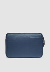 Borsetta in pelle navy con texture liscia, chiusura a zip e tasca frontale. Forma rettangolare con angoli arrotondati, adatta per organizzare gli oggetti.