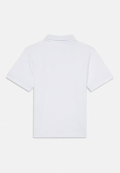 Polo-shirt blanc avec un col classique et des manches courtes. Tissu lisse et léger, sans éléments de marque ni motifs visibles.