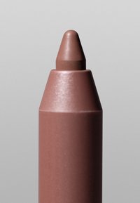 Crayon marron avec une pointe fine, présentant une finition lisse et brillante. Le corps cylindrique est légèrement effilé vers le haut.