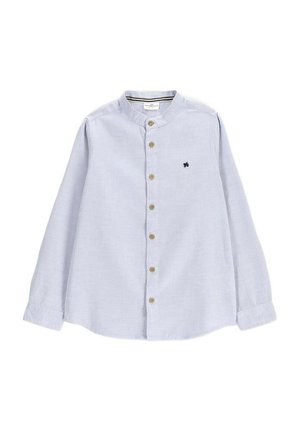 Jasnoniebieska koszula z długim rękawem, z kołnierzem mandaryńskim, brązowymi guzikami z przodu oraz małym, ciemnym, haftowanym logo na lewej piersi.