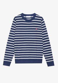 Marineblauwe trui met witte horizontale strepen, ronde halslijn, geribbelde manchetten en zoom; heeft een klein rood geborduurd detail op de borst.